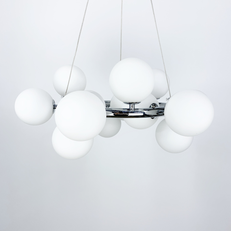 Підвісна люстра в хромі з білими плафонами