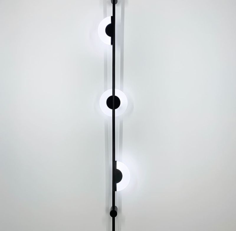 Видовжений настінний світильник Alabaster Sconce із акриловими пластинами