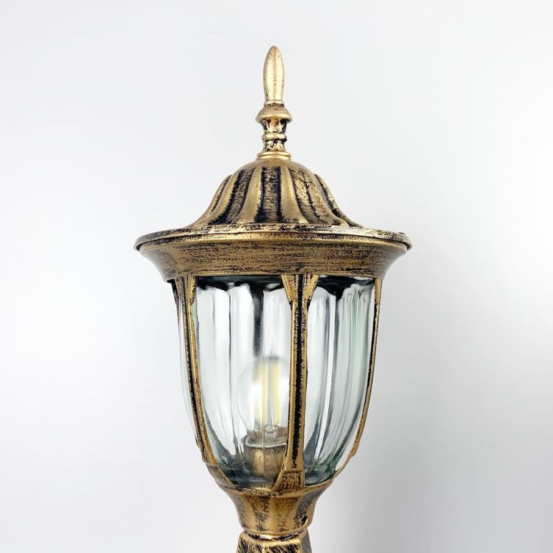 Вуличний ліхтар на ніжці