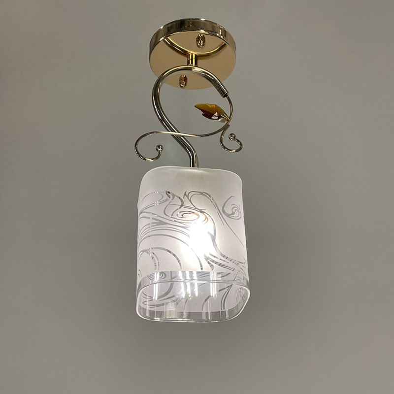 Світильник в золотому корпусі з плафоном з візерунком