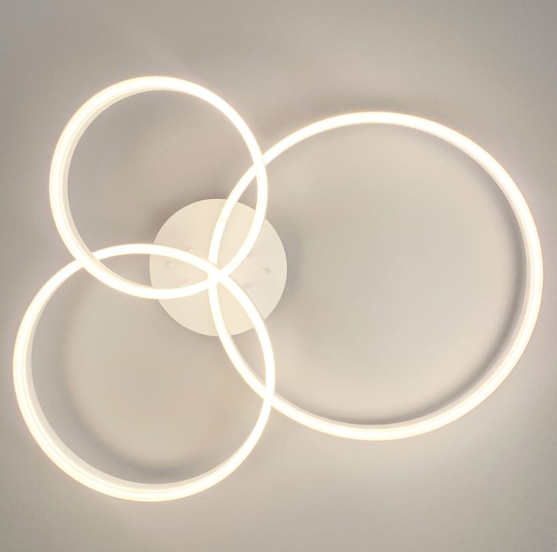 Стельова LED люстра в білому кольорі на 3 кільця